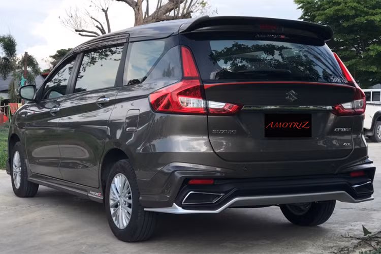 Phần đuôi của Suzuki Ertiga 2019 độ Amotriz đón nhận khá nhiều trang bị mới như líp-pô, cản dưới phía sau, cánh gió trên và cánh gió giữa đuôi xe. Tất cả các trang bị này đều góp phần mang tới một cái nhìn tổng thể cho phần đuôi xe của Ertiga 2019 sắc nét và thực sự mạnh mẽ.