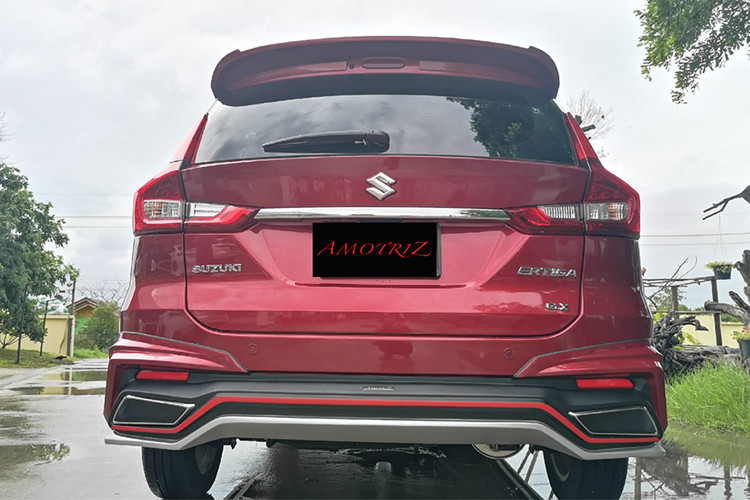 Theo hãng độ Amotriz tại Thái Lan cho hay, bộ sản phẩm có tổng cộng 06 chi tiết khác nhau: 1 tấm ốp cản trước, 1 tấm cản sau, 2 tấm ốp bệ cửa, 1 cánh gió đuôi trên cao và 1 cánh gió đuôi phụ đặt tại vị trí trung tâm của nắp cốp sau với đầy đủ các màu sắc cho chủ xe Suzuki Ertiga lựa chọn.