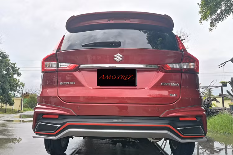 Theo hãng độ Amotriz tại Thái Lan cho hay, bộ sản phẩm có tổng cộng 06 chi tiết khác nhau: 1 tấm ốp cản trước, 1 tấm cản sau, 2 tấm ốp bệ cửa, 1 cánh gió đuôi trên cao và 1 cánh gió đuôi phụ đặt tại vị trí trung tâm của nắp cốp sau với đầy đủ các màu sắc cho chủ xe Suzuki Ertiga lựa chọn.