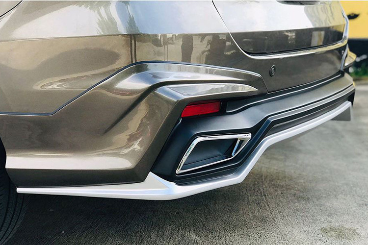 Bước qua phần thân xe, bộ cản dưới tiếp tục là điểm nhấn trong gói độ body-kit của mẫu xe MPV Suzuki Ertiga 2019 mới. Ngoài ra, các chi tiết nhỏ như ốp chân gương, vè che mưa sơn đen cũng tạo nên điểm nhấn đáng kể cho phần thân của mẫu xe giá rẻ này.