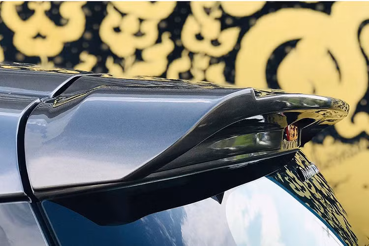 Gói độ giá rẻ từ Amotriz cho Suzuki Ertiga 2019 đến từ bộ body-kit bên ngoài của xe. Theo đó, ở phần đầu xe bộ cản dưới hoàn toàn mới với thiết kế sắc cạnh, cầu kỳ hơn đã đem đến cho Ertiga 2019 một diện mạo khoẻ khoắn và mạnh mẽ. Có thể nói, ở phần đầu xe tuy chỉ được tinh chỉnh một chi tiết nhỏ này nhưng đã đem đến hình ảnh về thị giác là rất tốt.