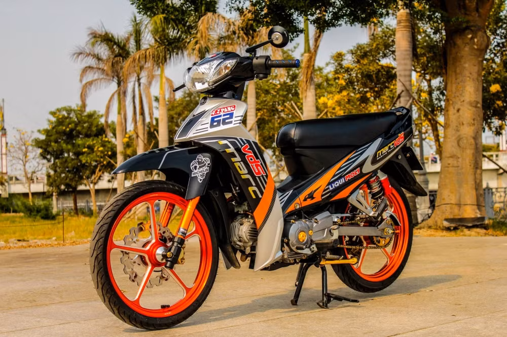 "Xế cỏ" Yamaha Sirius là mẫu xe số tầm trung với giá bán rẻ, được xem là mẫu xe máy bán chạy nhất tại Việt Nam trong nhiều năm qua. Không chỉ bởi dễ sử dụng mà nó còn hợp túi tiền với nhiều người, dễ dàng độ với nhiều phong cách.