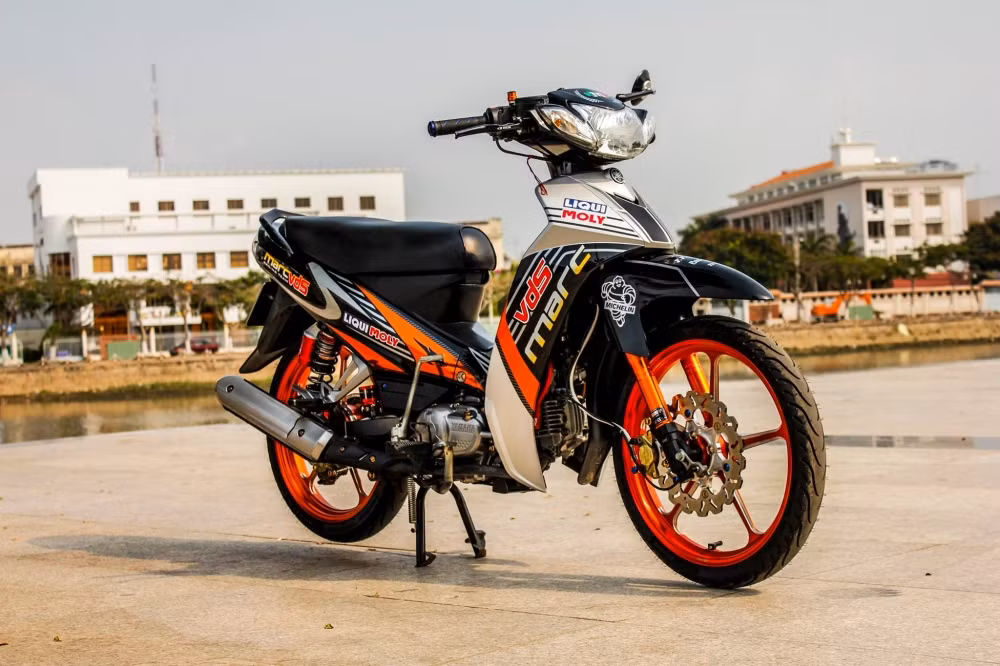 Là mẫu xe số phổ thông giá rẻ, Yamaha Sirius được thiết kế với kiểu dáng đậm chất thể thao - bên cạnh đó, khả năng tăng tốc của mẫu xe này cũng đầy ấn tượng, nó được xuất hiện khá nhiều bản độ độc đáo và cá tính và chiếc xe trong bài viết là một trong số đó.