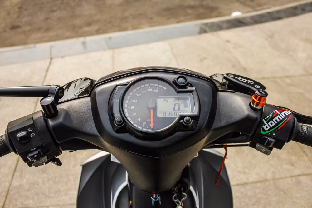 Phần đầu của chiếc xe máy phổ thông không có nhiều thay đổi. Riêng cụm đồng hồ của hai chiếc xe đã được chủ nhân độ lại thể thao hơn và phong cách hơn với đồng hồ công tơ mét "hàng hiệu" Koso RX2N giá trị.