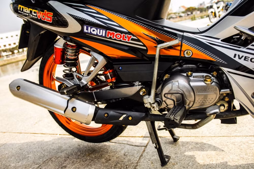 Chiếc Yamaha Sirius trong bài viết gần như đã "lột xác" hoàn toàn, trở nên thật nổi bật và phong cách hơn với hàng loạt "đồ chơi", cùng loạt ốc trên xe được thay bằng ốc vàng kiểu để làm nổi bật cho chiếc xe hơn.