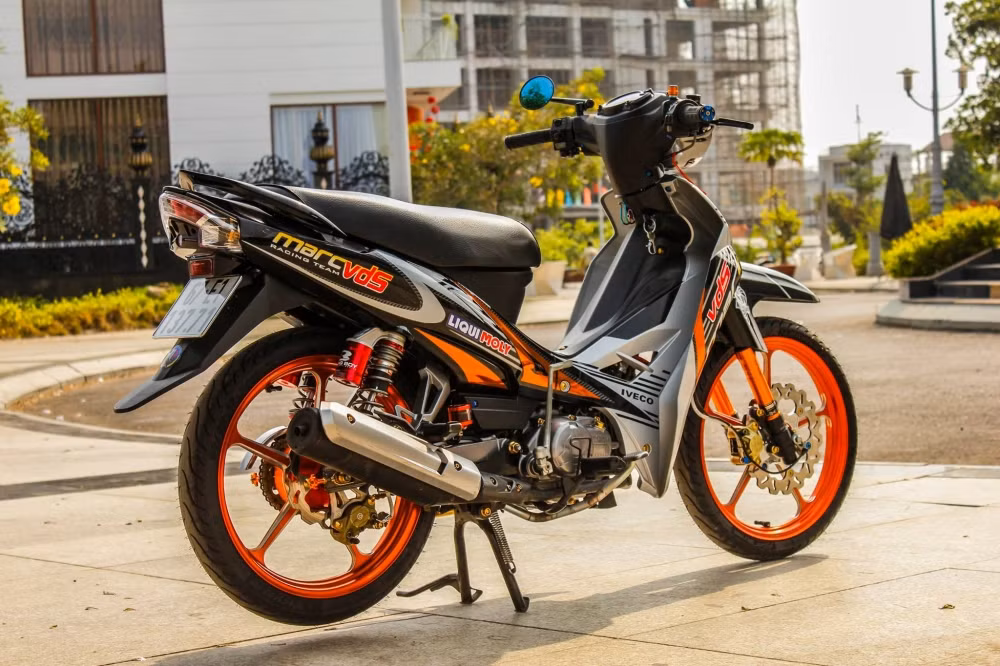 Bộ vỏ thân của chiếc xe này được chủ nhân khoác lên một bộ cánh mới mang đậm phong cách thể thao với dàn tem đấu. Bên cạnh đó, chiếc "xế cỏ" này còn nổi bật hơn khi được kết hợp cùng hàng loạt dàn "đồ chơi" hàng hiệu đắp lên.