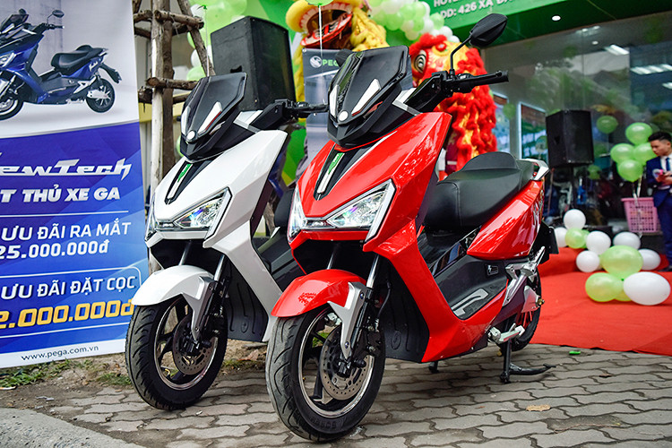 Pega cho biết NewTech có thể đi được quãng đường dài 90 km trong điều kiện vận hành lý tưởng. Nguồn điện cung cấp cho chiếc xe đến từ 6 bình ắc-quy 12V-20Ah. Thời gian cho một lần sạc mất từ 8-10 tiếng có chế độ sạc tự động ngắt khi đầy giúp bảo vệ ắc-quy. Xe cũng có một nút bấm "Race" ở phía tay ga sẽ cho phép tăng vận tốc khi vượt dốc.