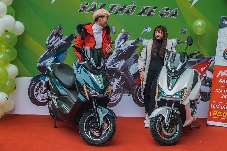  Hãng x e máy điện Việt Nam Pega vừa chính thức tung ra thị trường mẫu xe máy điện mới mang tên Pega NewTech sau một thời gian khá im ắng. Sự kiện ra mắt được tổ chức đồng thời tại Hà Nội và TP HCM.