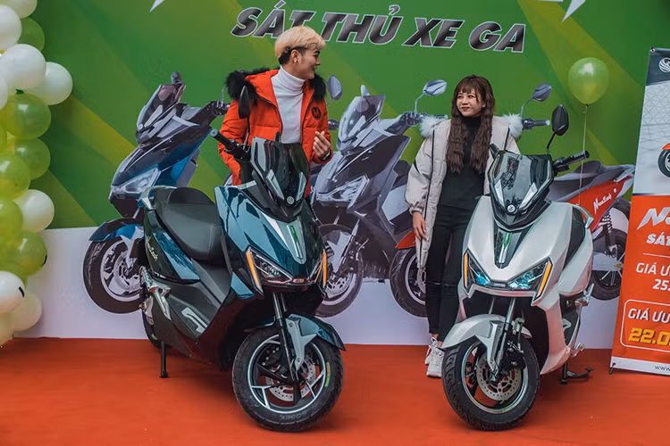  Hãng x e máy điện Việt Nam Pega vừa chính thức tung ra thị trường mẫu xe máy điện mới mang tên Pega NewTech sau một thời gian khá im ắng. Sự kiện ra mắt được tổ chức đồng thời tại Hà Nội và TP HCM.