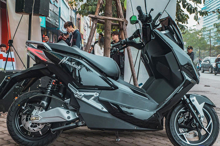 Sức mạnh của Pega Newtech đến từ hệ thống động cơ của Bosch với công suất định danh 1.500W song thực tế có thể đạt tới 2.250W. Động cơ này có khả năng chịu nước và lội qua những đoạn ngập nước chừng 300 mm. Xe có 3 số tương ứng với nhu cầu vận hành lần lượt là 40, 50 và 60 km/h.