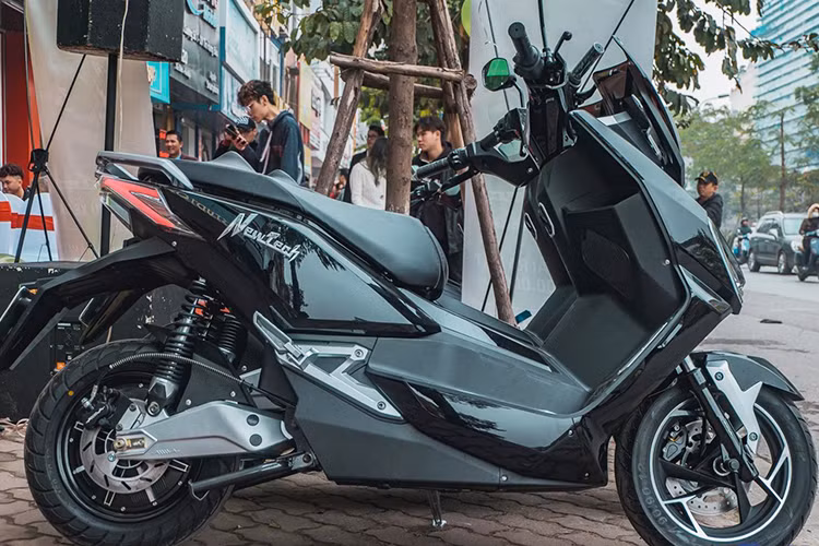 Sức mạnh của Pega Newtech đến từ hệ thống động cơ của Bosch với công suất định danh 1.500W song thực tế có thể đạt tới 2.250W. Động cơ này có khả năng chịu nước và lội qua những đoạn ngập nước chừng 300 mm. Xe có 3 số tương ứng với nhu cầu vận hành lần lượt là 40, 50 và 60 km/h.