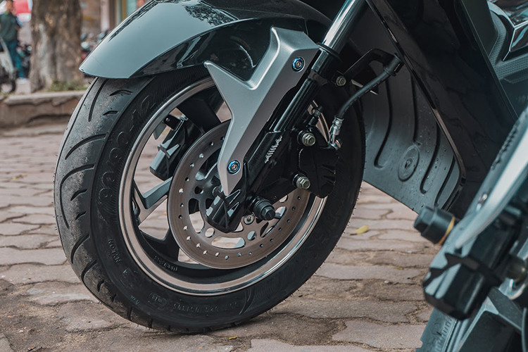 Không hề kém cạnh những chiếc xe máy chạy nhiên liệu, hệ thống giảm xóc đôi hành trình ngược cho bánh sau giúp chiếc xe chịu tải tốt hơn và theo nhà sản xuất, khả năng chịu tải tối đa của NewTech lên tới 250 kg.