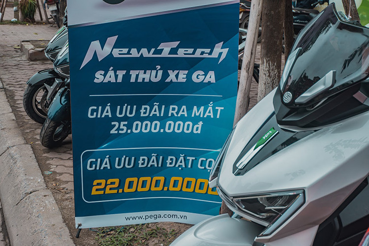Pega NewTech được bán ra với 4 màu sắc gồm: Đen, Đỏ, Xanh và Tím cùng giá niêm yết 25 triệu đồng. Tuy nhiên, trong thời gian mở bán, Pega đưa ra mức giá ưu đãi 22 triệu đồng cho những khách hàng đặt cọc trước. Đáng chú ý, khách hàng sẽ được thử xe trong 3 ngày trước khi quyết định xuống tiền hoặc có thể từ chối mua xe mà không cần lý do.