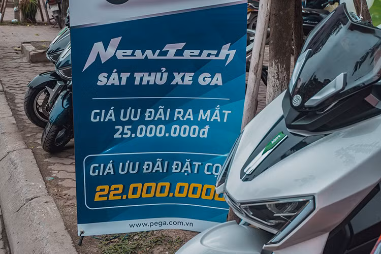 Pega NewTech được bán ra với 4 màu sắc gồm: Đen, Đỏ, Xanh và Tím cùng giá niêm yết 25 triệu đồng. Tuy nhiên, trong thời gian mở bán, Pega đưa ra mức giá ưu đãi 22 triệu đồng cho những khách hàng đặt cọc trước. Đáng chú ý, khách hàng sẽ được thử xe trong 3 ngày trước khi quyết định xuống tiền hoặc có thể từ chối mua xe mà không cần lý do.