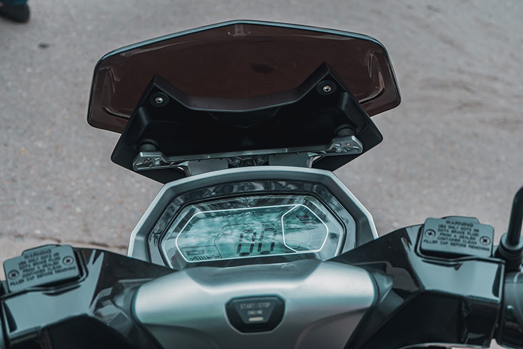 Xe được trang bị cụm đồng hồ sử dụng màn hình điện tử hiện thị đa thông tin. Một tính năng mà Pega khẳng định chưa một dòng xe nào trên thị trường có đó là hệ thống khởi động bằng nút bấm giống như trên xe hơi, khóa cổ và mở cốp bằng chìa khóa điện tử thông minh.