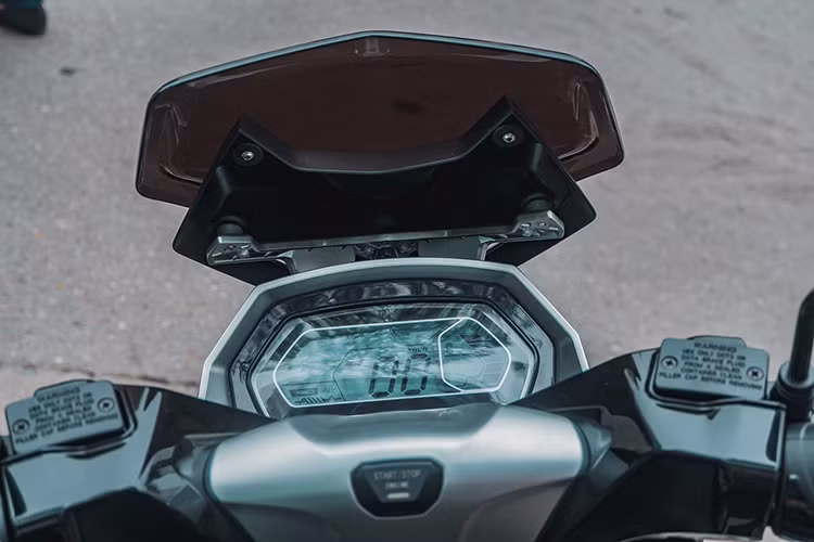 Xe được trang bị cụm đồng hồ sử dụng màn hình điện tử hiện thị đa thông tin. Một tính năng mà Pega khẳng định chưa một dòng xe nào trên thị trường có đó là hệ thống khởi động bằng nút bấm giống như trên xe hơi, khóa cổ và mở cốp bằng chìa khóa điện tử thông minh.