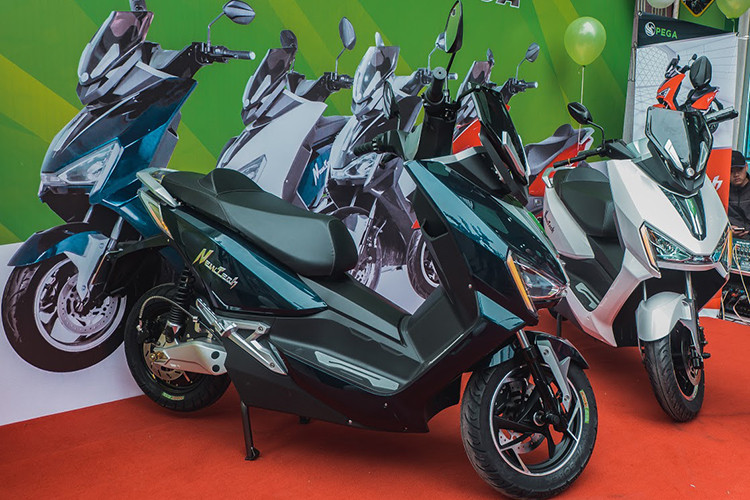 Mẫu xe máy điện Pega NewTech có thiết kế đồ sộ, vững chãi và thoát ra khỏi hình mẫu những chiếc xe điện đang bán trên thị trường. Xe cũng được trang bị những công nghệ tiên tiến và trở thành mẫu xe điện mạnh nhất, khỏe nhất tính đến thời điểm này của Pega cũng như thị trường xe điện tại Việt Nam.