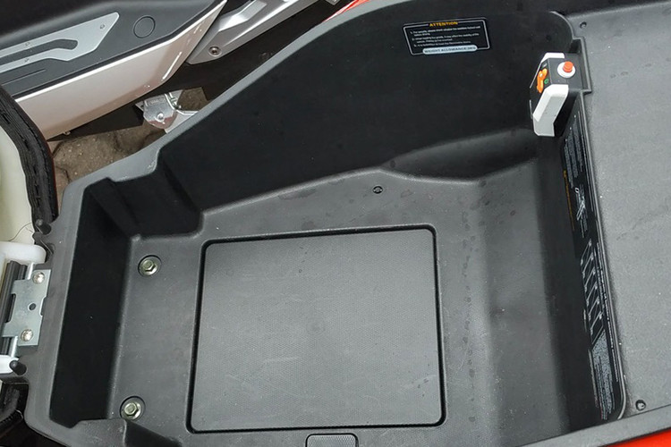 Ngoài những trang bị hiện đại, Pega NewTech mới còn cho phép người dùng kết nối điện thoại thông qua tính năng Bluetooth, hai cổng sạc USB gồm một ở hốc để đồ bên trái phía trước và một ở trong khu vực cốp dưới yên xe, hệ thống âm thanh giải trí 2 loa, đèn chiếu sáng trong cốp....