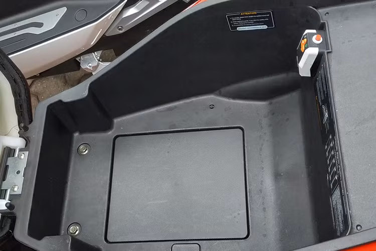 Ngoài những trang bị hiện đại, Pega NewTech mới còn cho phép người dùng kết nối điện thoại thông qua tính năng Bluetooth, hai cổng sạc USB gồm một ở hốc để đồ bên trái phía trước và một ở trong khu vực cốp dưới yên xe, hệ thống âm thanh giải trí 2 loa, đèn chiếu sáng trong cốp....