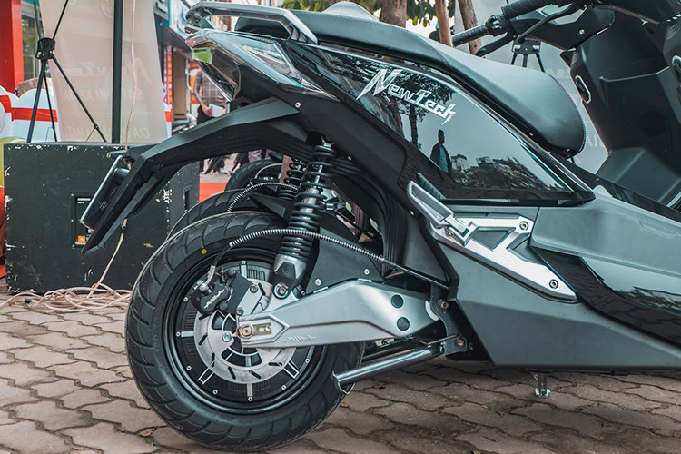 Phanh đĩa có mặt trên hai bánh, kích thước bánh xe không hề thua kém các mẫu xe tay ga ddang bán trên thị trường hiên nay khi sở hữu thông số kỹ thuật lần lượt là 90/90 (bánh trước) và 120/70 (bánh sau) nhưng vành xe chỉ dừng lại ở 12 inch.