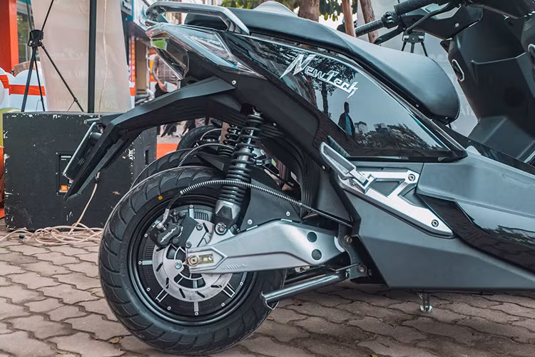 Phanh đĩa có mặt trên hai bánh, kích thước bánh xe không hề thua kém các mẫu xe tay ga ddang bán trên thị trường hiên nay khi sở hữu thông số kỹ thuật lần lượt là 90/90 (bánh trước) và 120/70 (bánh sau) nhưng vành xe chỉ dừng lại ở 12 inch.