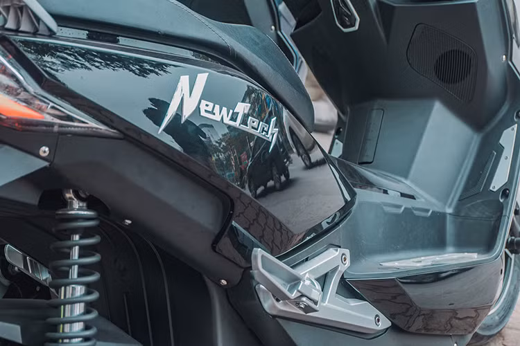 Yên xe được thiết kế khá rộng rãi được thiết kế dạng tầng nhưng diện tích dành cho người ngồi sau lại không được nhiều. Bên cạnh đó, Pega NewTech cũng có thiết kế khu vực để chân rộng rãi cho phép người điều khiển ngồi theo 2 vị trí để thẳng hoặc duỗi chân. 