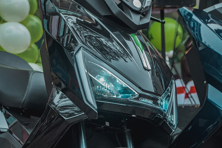 Xe Pega NewTech 2019 có kích thước tổng thể dài 1878mm, rộng 770mm và cao 1130mm. Đầu xe sở hữu các đường nét sắc bén mang phong cách của những chiếc maxiscooter, cụm đèn Full LED cho hiệu suất siêu sáng.