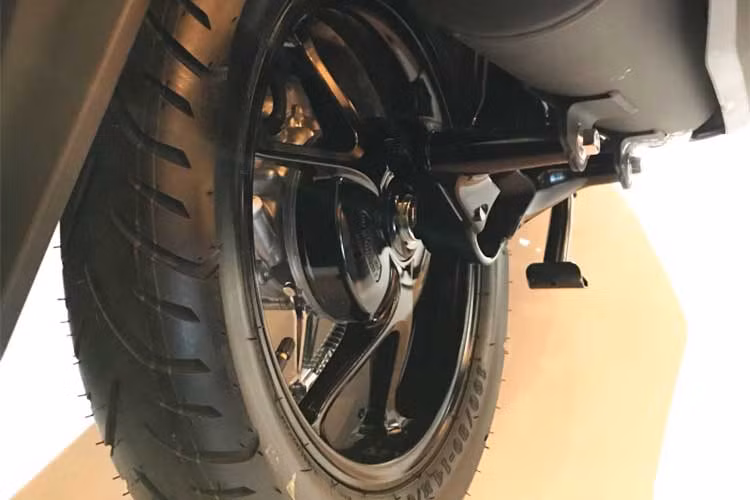 Với bình xăng được dời về phía sau đuôi xe, khoang để chân của LEXi 125 đã trở nên rộng rãi hơn NVX do không còn gióng giữa. Hệ thống ống xả phía sau thiết kế cao, mang phong cách thể thao. Phanh sau dạng đùm, hệt hống phuộc đơn phía sau được trang bị thêm bình dầu...