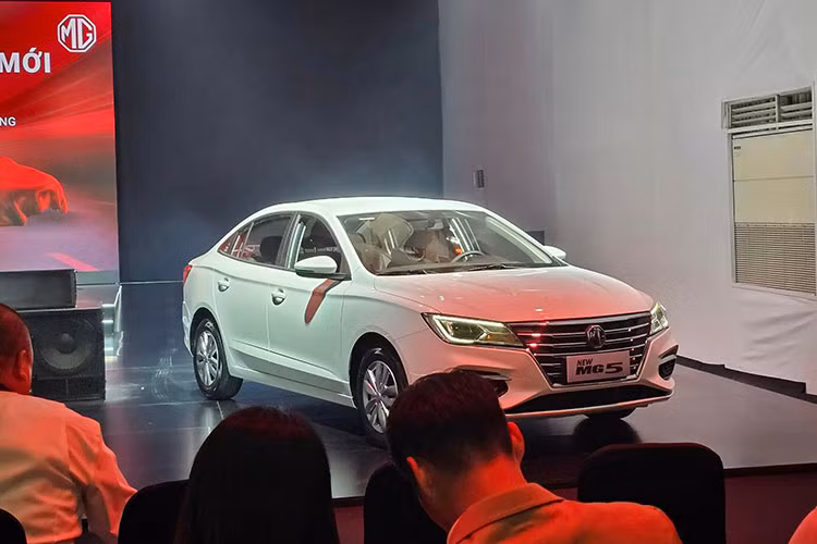 Thương hiệu xe MG Trung Quốc tại Việt Nam nhận định chiếc xe MG5 MT 2023 mới phiên bản số sàn sẽ cạnh tranh ở phân khúc hạng B, nơi Hyundai Accent, Mazda 2, Toyota Vios, Honda City, đang cạnh tranh rất khốc liệt. 