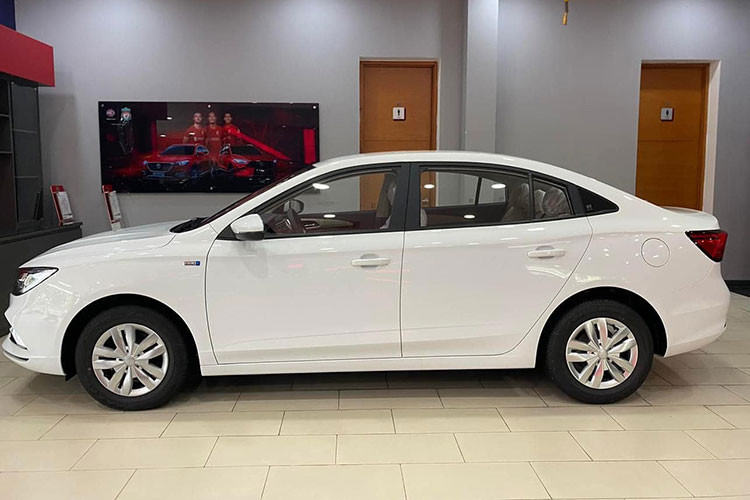 Những hình ảnh của sedan hạng B MG5 bản số sàn mới ra mắt tại Việt Nam cho thấy, xe sở hữu thiết kế hoàn toàn khác biệt so với MG5 AT hiện đang bán ở Việt Nam, lý do vì thuộc thế hệ cũ, đã ra mắt thị trường Trung Quốc từ năm 2020