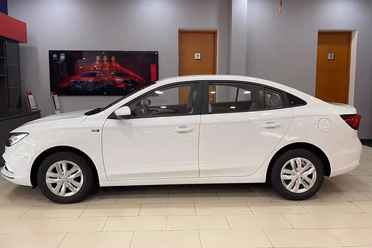 Những hình ảnh của sedan hạng B MG5 bản số sàn mới ra mắt tại Việt Nam cho thấy, xe sở hữu thiết kế hoàn toàn khác biệt so với MG5 AT hiện đang bán ở Việt Nam, lý do vì thuộc thế hệ cũ, đã ra mắt thị trường Trung Quốc từ năm 2020