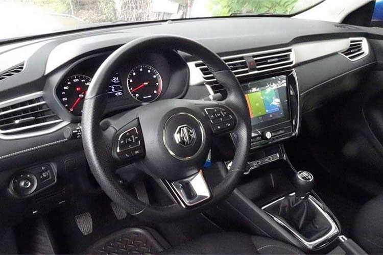 Mẫu xe sedan MG5 phiên bản số sàn sử dụng động cơ xăng 4 xi-lanh, hút khí tự nhiên, dung tích 1.5L, sản sinh công suất tối đa 112 mã lực và mô-men xoắn cực đại 150 Nm. Động cơ này kết hợp với hộp số sàn 5 cấp và hệ dẫn động cầu trước.