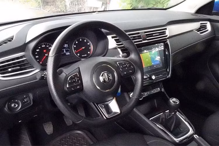 Mẫu xe sedan MG5 phiên bản số sàn sử dụng động cơ xăng 4 xi-lanh, hút khí tự nhiên, dung tích 1.5L, sản sinh công suất tối đa 112 mã lực và mô-men xoắn cực đại 150 Nm. Động cơ này kết hợp với hộp số sàn 5 cấp và hệ dẫn động cầu trước.