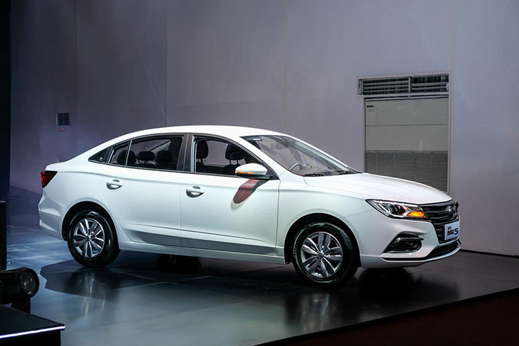 Trong đó, có 1 phiên bản dùng vành 5 chấu kép màu bạc đơn giản. Chiếc còn lại dùng vành hợp kim phối 2 màu thể thao hơn. MG5 MT được trang bị lưới tản nhiệt hình thang ngược với những nan nằm ngang và đèn pha Halogen.