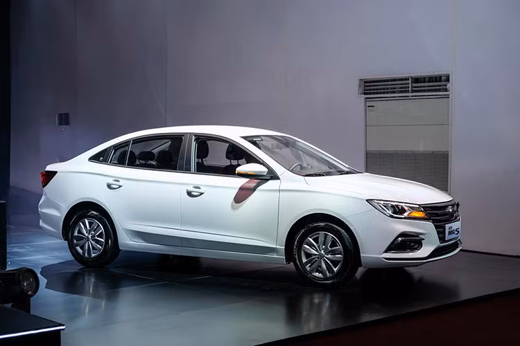 Trong đó, có 1 phiên bản dùng vành 5 chấu kép màu bạc đơn giản. Chiếc còn lại dùng vành hợp kim phối 2 màu thể thao hơn. MG5 MT được trang bị lưới tản nhiệt hình thang ngược với những nan nằm ngang và đèn pha Halogen.