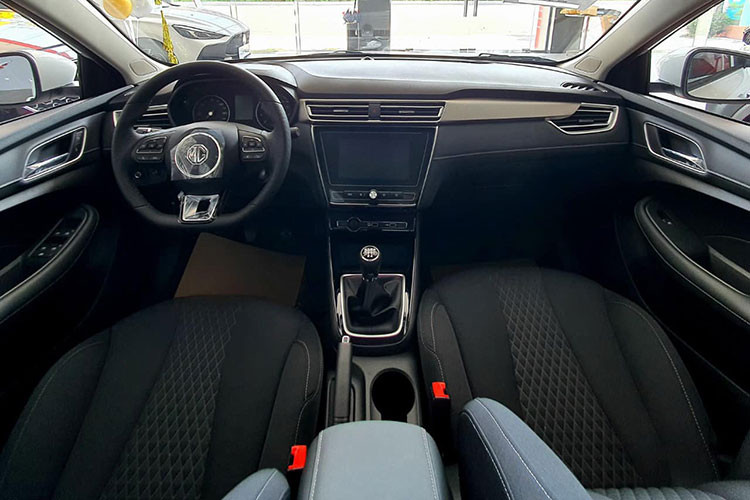 Bên trong xe, MG5 MT sở hữu vô lăng 3 chấu với thiết kế vát đáy thể thao, tích hợp phím chức năng, bảng đồng hồ analog kết hợp màn hình đa thông tin, màn hình cảm ứng trung tâm có kích thước khoảng 8 inch, nằm bên dưới cửa gió điều hòa và ghế bọc nỉ.