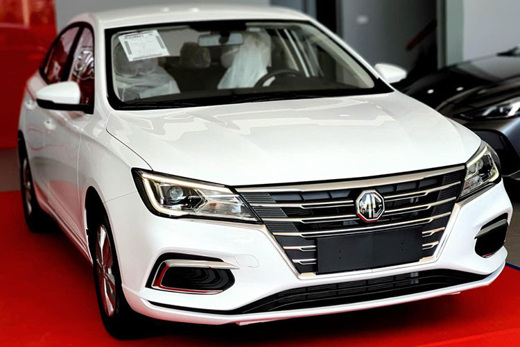 Trên cản trước của MG5 MT 2023 tại Việt Nam còn có hốc đèn sương mù giả, trang trí bằng nẹp mạ crôm. Đằng sau xe là cụm đèn hậu nối với nhau bằng nẹp mạ crôm vắt ngang và cánh gió nhỏ tích hợp vào cửa cốp.