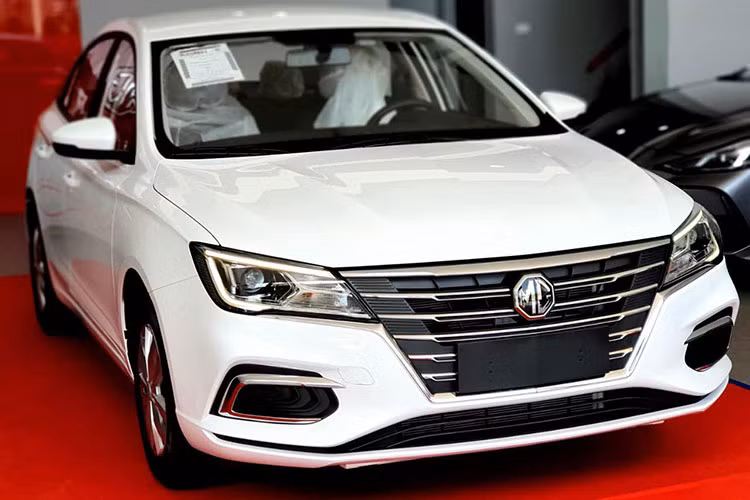 Trên cản trước của MG5 MT 2023 tại Việt Nam còn có hốc đèn sương mù giả, trang trí bằng nẹp mạ crôm. Đằng sau xe là cụm đèn hậu nối với nhau bằng nẹp mạ crôm vắt ngang và cánh gió nhỏ tích hợp vào cửa cốp.