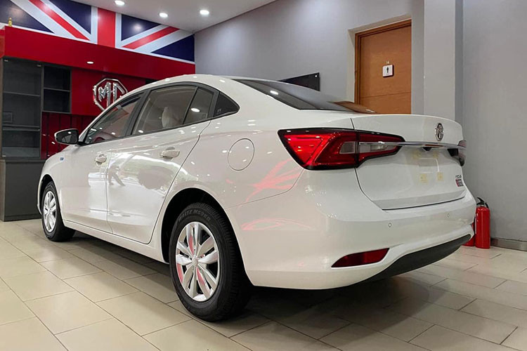 Bên cạnh bản số sàn, MG5 2023 mới ra mắt thị trường Việt Nam còn có 2 bản khác sử dụng hộp số vô cấp CVT với giá bán 459 triệu đồng cho bản tiêu chuẩn, và bản LUX có giá 499 triệu đồng. 