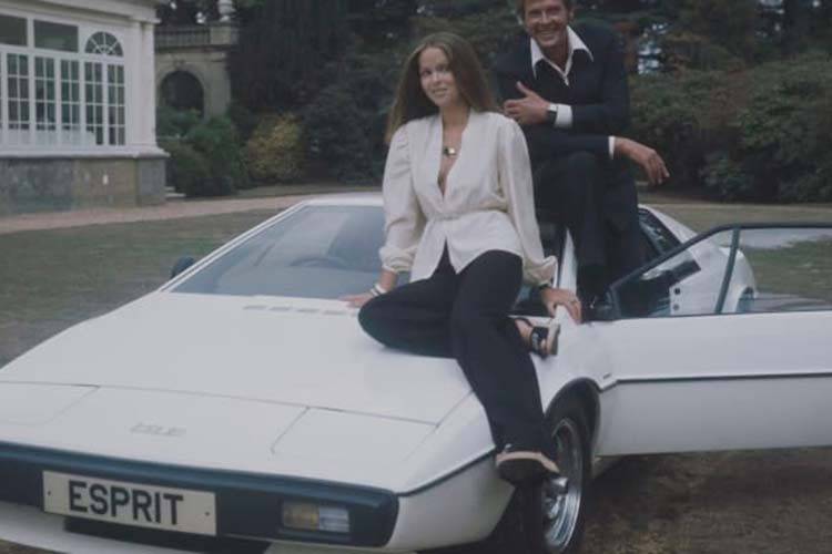 Siêu xe Lotus Esprit chỉ là 1 trong số 8 chiếc xe được Roger Moore sử dụng để quay phim. Nhưng nó là chiếc duy nhất đóng cảnh phim dưới nước. Chiếc xe sau khi quay phim bị bỏ quên trong nhà kho hơn 1 thập kỷ trước khi được cặp đôi này phát hiện. 