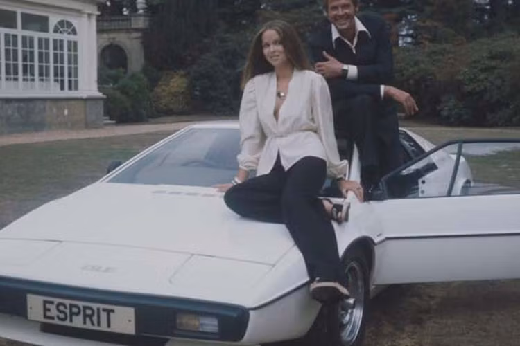 Siêu xe Lotus Esprit chỉ là 1 trong số 8 chiếc xe được Roger Moore sử dụng để quay phim. Nhưng nó là chiếc duy nhất đóng cảnh phim dưới nước. Chiếc xe sau khi quay phim bị bỏ quên trong nhà kho hơn 1 thập kỷ trước khi được cặp đôi này phát hiện. 