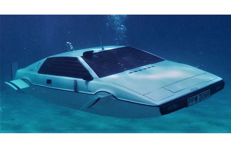 Nhưng khi họ thuê 1 xe tải chở chiếc Lotus Esprit về nhà, vị tài xế xe tải đã cho biết rằng, họ đang sở hữu một chiếc xe của James Bond. Lotus Esprit sau đó đã được phục hồi nguyên trạng và được trưng bày trong nhiều triển lãm suốt 2 thập kỷ tiếp theo trước khi nó được đem ra bán đấu giá vào năm 2013.