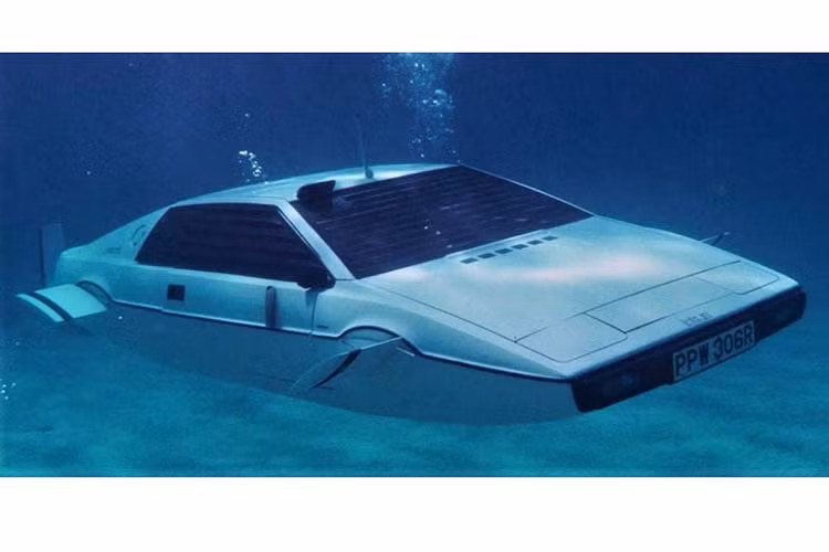 Nhưng khi họ thuê 1 xe tải chở chiếc Lotus Esprit về nhà, vị tài xế xe tải đã cho biết rằng, họ đang sở hữu một chiếc xe của James Bond. Lotus Esprit sau đó đã được phục hồi nguyên trạng và được trưng bày trong nhiều triển lãm suốt 2 thập kỷ tiếp theo trước khi nó được đem ra bán đấu giá vào năm 2013.