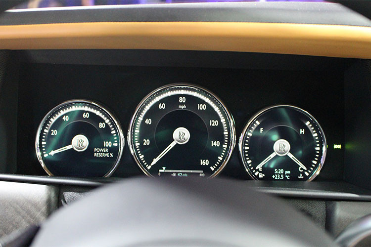 Mẫu SUV siêu sang Rolls-Royce Cullinan 2019 cũng mang đầy mình các công nghệ hiện địa bao gồm; màn hình cảm ứng giải trí trước và sau, 5 cổng USB sạc các thiết bị điện tử. Trong khi đó, hệ thống sạc không dây trong khoang lái sẽ phục vụ điện thoại thông minh của khách hàng. Cuối cùng là hệ thống định vị và WiFi trong xe...