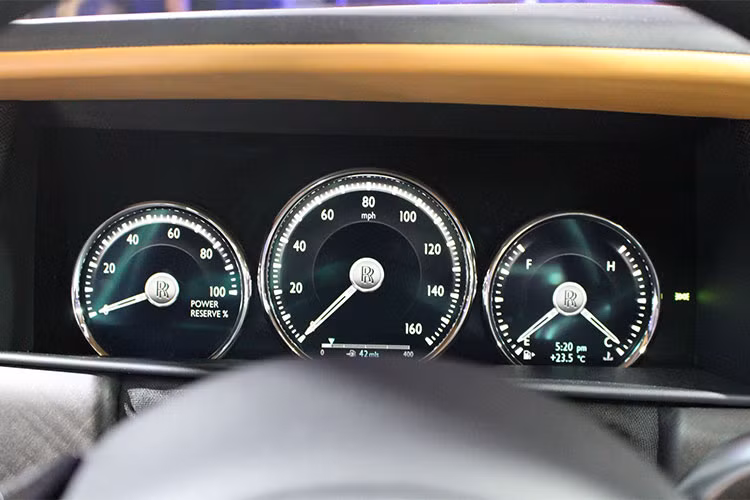 Mẫu SUV siêu sang Rolls-Royce Cullinan 2019 cũng mang đầy mình các công nghệ hiện địa bao gồm; màn hình cảm ứng giải trí trước và sau, 5 cổng USB sạc các thiết bị điện tử. Trong khi đó, hệ thống sạc không dây trong khoang lái sẽ phục vụ điện thoại thông minh của khách hàng. Cuối cùng là hệ thống định vị và WiFi trong xe...