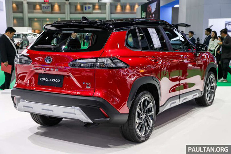 Cản trước và cản sau ở bản GR Sport cũng có thiết kế khác các phiên bản thông thường. Các chi tiết như hốc đèn sương mù trước, viền hốc gió trung tâm, ốp gương chiếu hậu, nóc, baga nóc, ăng ten vây cá mập và cánh gió mui trên phiên bản HEV GR Sport đều được sơn đen bóng.