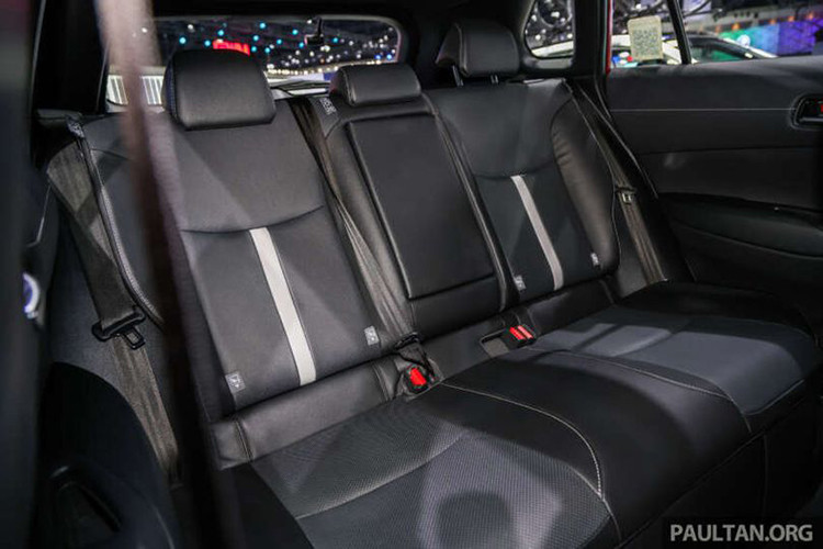 Không chỉ vậy, xe còn được bổ sung phanh tay điện tử và tính năng giữ phanh tự động. Các trang bị đáng chú ý khác bao gồm sạc không dây công suất 15W, cổng USB Type C, đèn viền nội thất, cửa sổ trời toàn cảnh, cốp điện và camera hành trình.