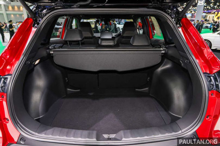 Hệ thống tính năng an toàn của xe cũng được nâng cấp với phanh tự động khi đỗ xe, camera toàn cảnh, ga tự động thông minh hoạt động ở mọi dải tốc độ, 8 cảm biến trước/sau.