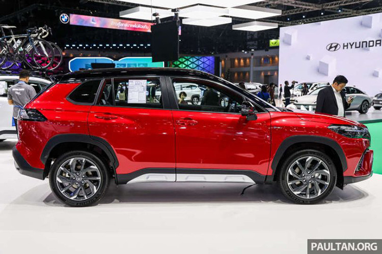 Chỉ riêng phiên bản này được trang bị mặt ca lăng sơn đen họa tiết hình tổ ong, trong khi các phiên bản 1.8L Sport Plus, HEV Premium và HEV Premium Luxury có lưới tản nhiệt dạng không viền giống Lexus RX.