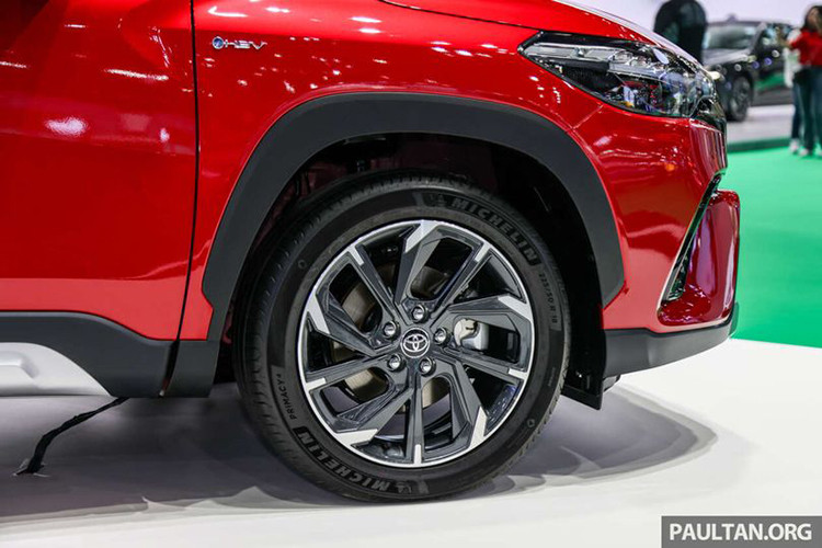 Tại thị trường Thái Lan, mức giá xe Toyota Corolla Cross HEV GR Sport 2024 bán ra khởi điểm 1,254 triệu Baht (khoảng 852 triệu đồng). Tuy nhiên, nhiều khả năng phiên bản này sẽ không được mở bán tại Việt Nam.